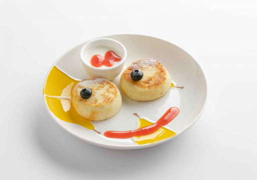 Детские сырники со сметаной и клубничным соусом